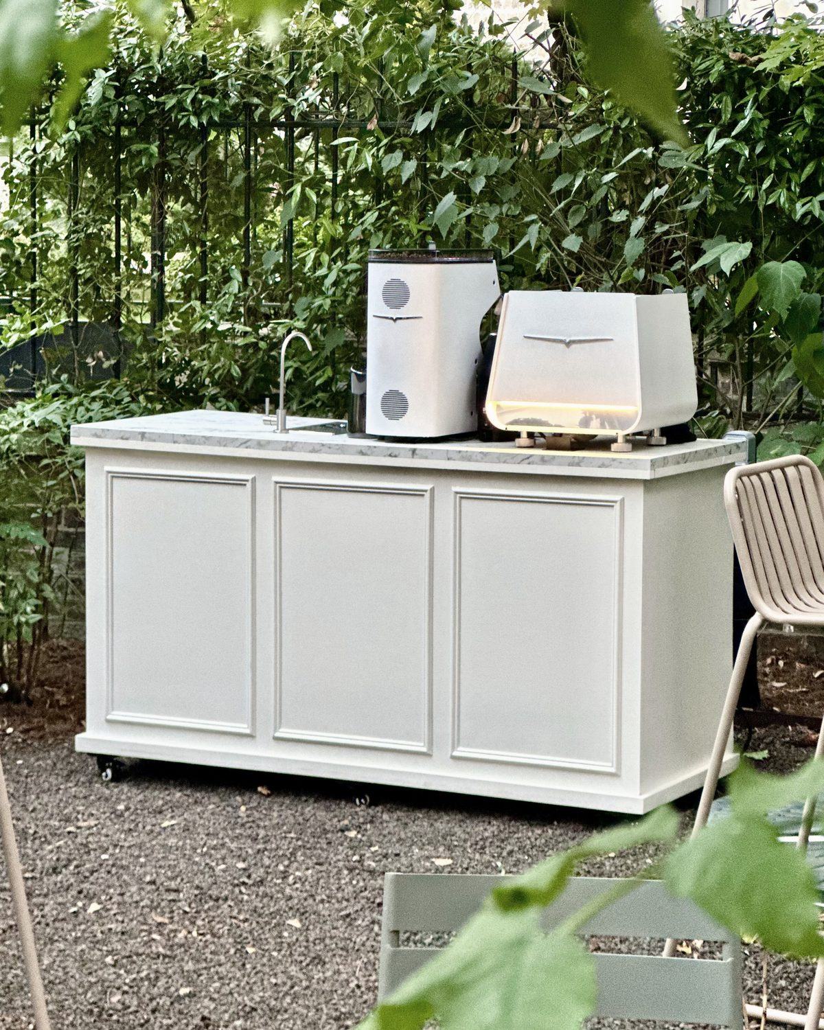 Le bar à café mobile d’Agence Magalie, installé dans un jardin