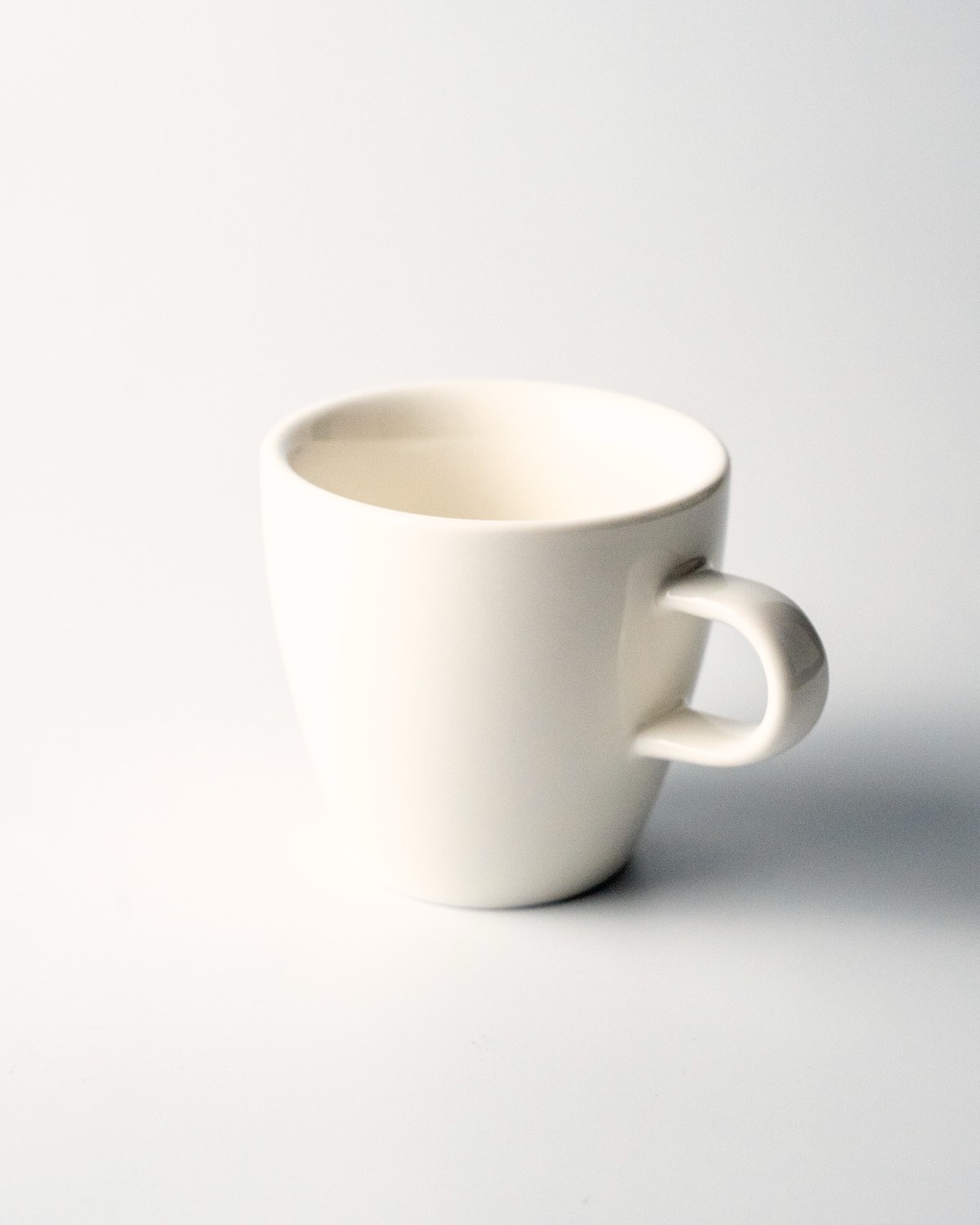 Tasse à café en céramique blanche, vide